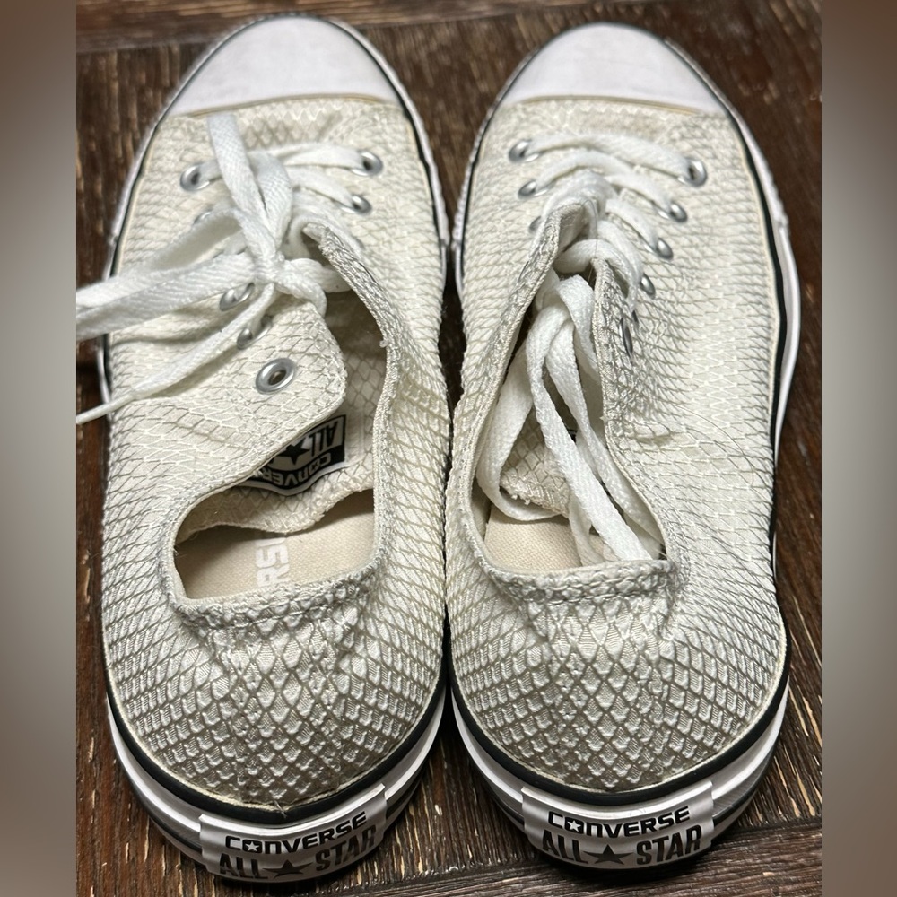 Converse shoes. Color.: off-white. Size 10.